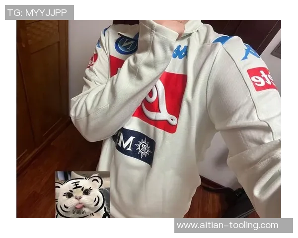 时尚潮流足球明星帽衫搭配女生穿搭灵感分享